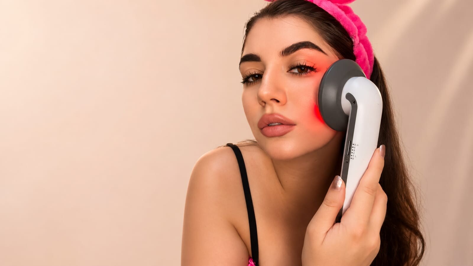 Stela Pavičić koristi GlowLift Pro na licu